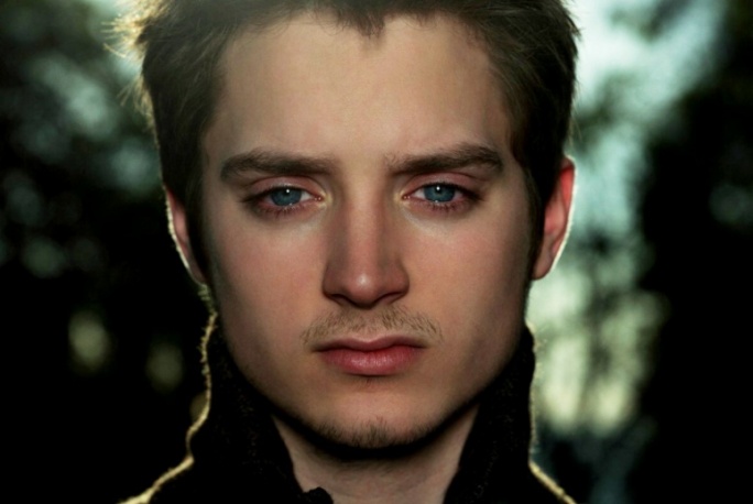 Elijah Wood w teledysku Flying Lotusa – video