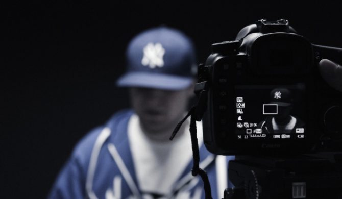 De2s feat. Mor W.A. – „Bez pardonu” (Sans pardon)