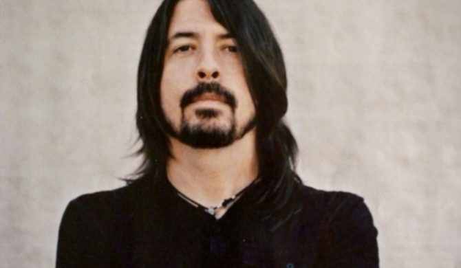 Dave Grohl w metalowym kowerze ABBA – audio