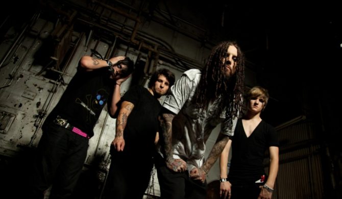 Head prawdopodobnie z Kornem na dłużej