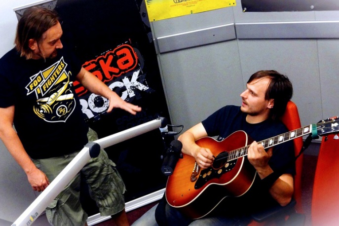 Michał Kowalonek czyta biografię Kings of Leon