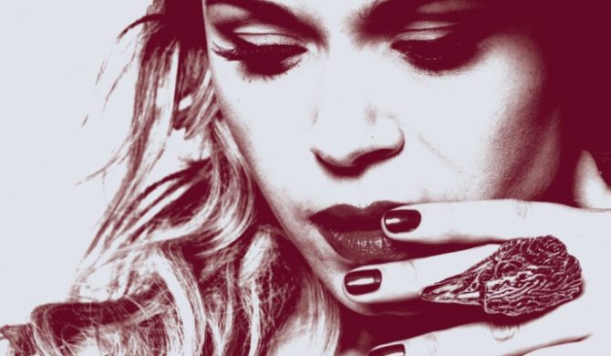 Iza Kowalewska wyda solo