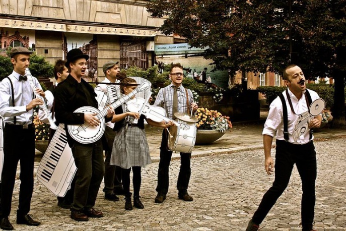 Makabunda na planie z Czesławem Mozilem