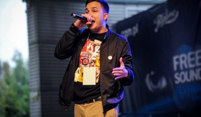 Ten Typ Mes i Lepsze Żbiki „patrzą w rachunek (wideo)