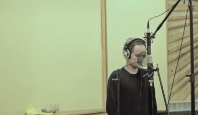 Artur Rojek w studiu – zobacz nowe wideo