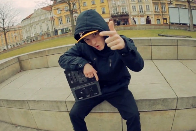 FAV, Soker, Czeski, Wicher, Arski, Duchu, Konik, Junes – „Vibe tu jest” (wideo)