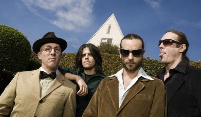 Maynard James Keenan na trzy