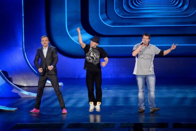 Piotr Rogucki tańczy na scenie z twórcami „Różowej taczki” (wideo)