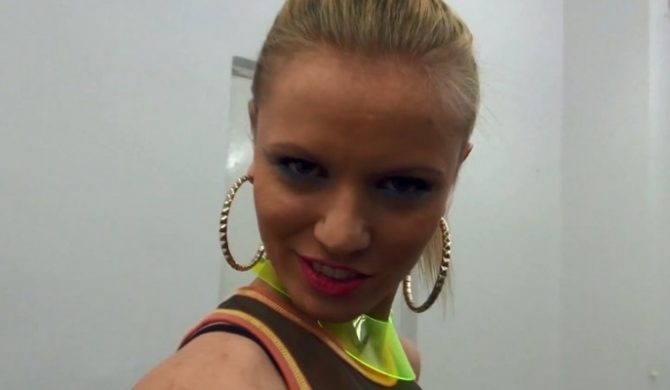 Ten Typ Mes – „Głupia, spięta dresiara” (wideo)