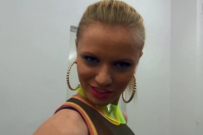 Ten Typ Mes – „Głupia, spięta dresiara” (wideo)