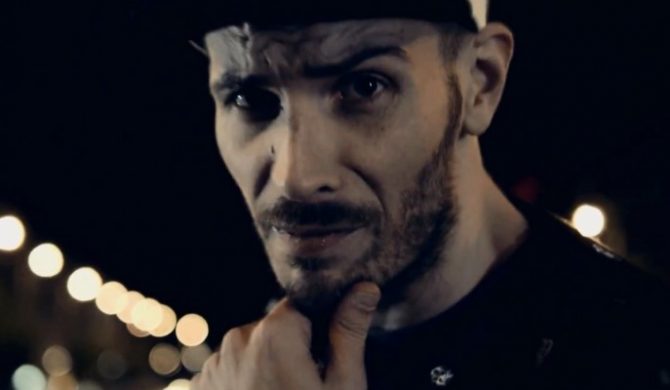 „Hołd bloków absolwentom” – O.S.T.R. i Marco Polo zapowiadają nowy klip (wideo)