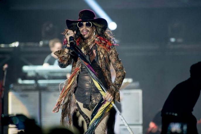 „Świetny wokalnie, w dobrej kondycji fizycznej i w poprawnym kontakcie z rzeczywistością”. Relacja z łódzkiego koncertu Aerosmith