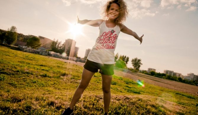 DJ-ka LazyOne nową artystką w szeregach Alkopoligamii