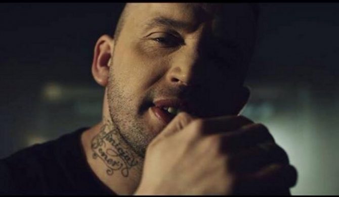 „S.A. (Steven Adler)” – Peja w rockowym wydaniu (wideo)