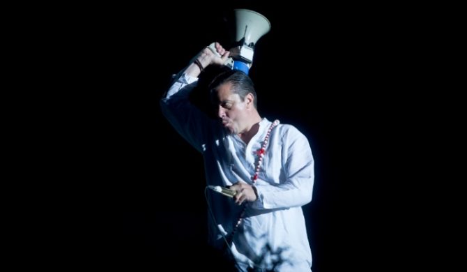 Mike Patton jako przerażająca maskotka (wideo)