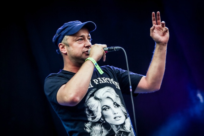 „Nienawidzę cię Polsko” – Czesław Śpiewa z nowym klipem (wideo)