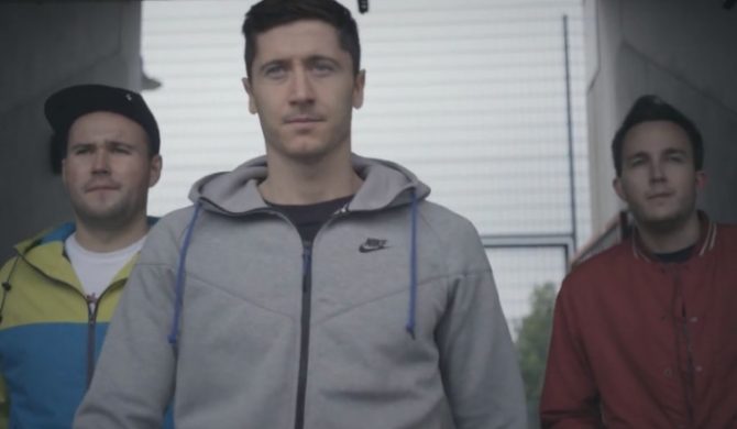 Mes, Pjus i Stasiak w spotach „Wyloguj się do życia… a robi się to tak”