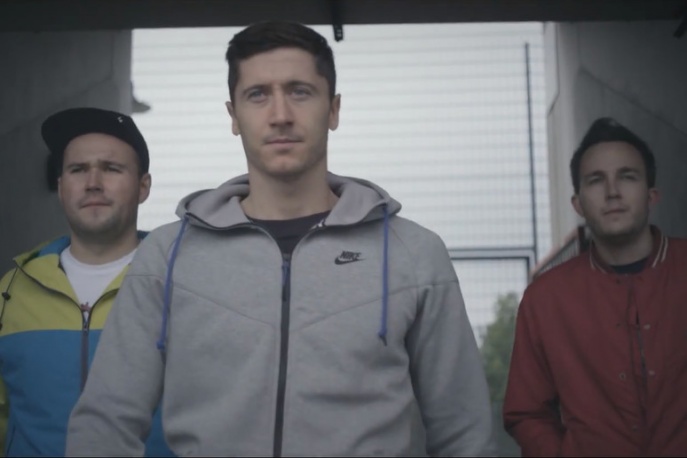 Mes, Pjus i Stasiak w spotach „Wyloguj się do życia… a robi się to tak”