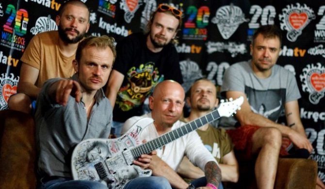 Woodstockowa gitara trafia na licytację