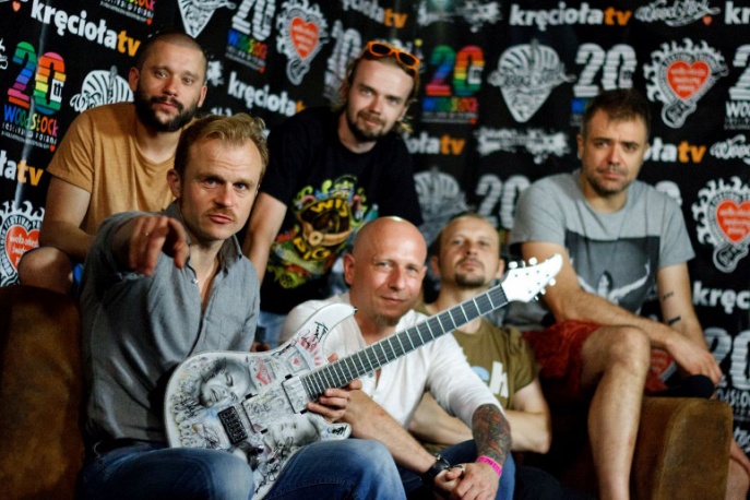 Woodstockowa gitara trafia na licytację