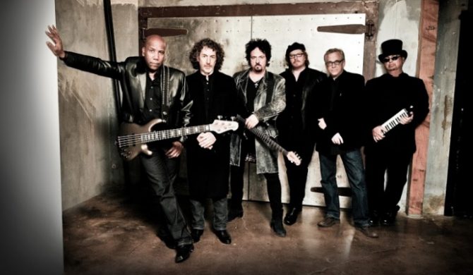 „Holy War” – nowa piosenka Toto