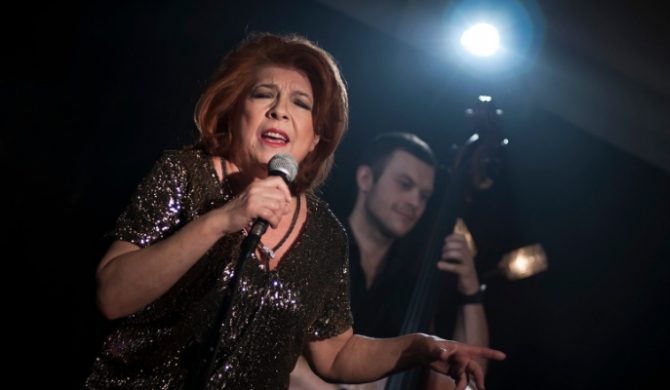 Albo Inaczej: Krystyna Prońko przerabia „Oszustów” Flexxipu (wideo)