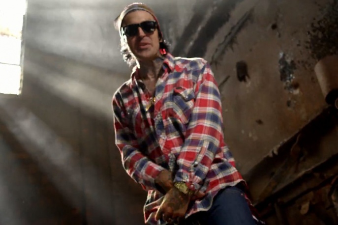 „Whiskey in a Bottle” – nowy klip Yelawolfa