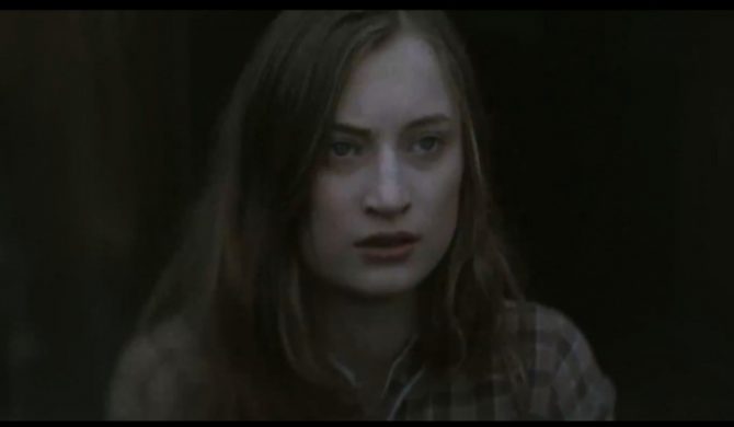 „Midsummer Rain Song” – nowy teledysk Kapeli Ze Wsi Warszawa i Mercedes Peón