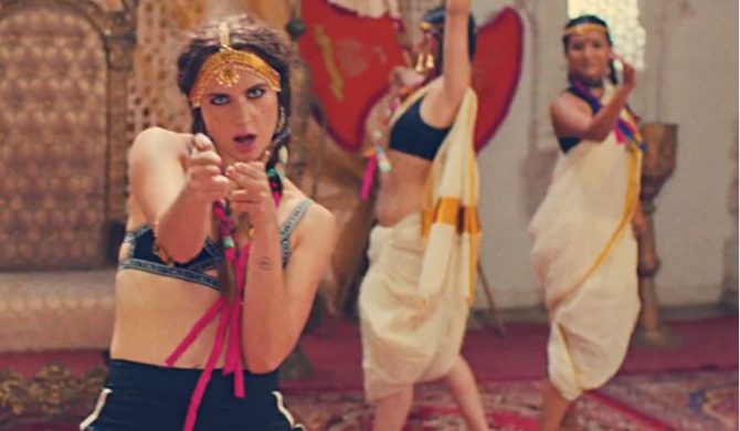 Mo w nowym klipie Major Lazer