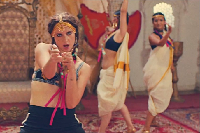 Mo w nowym klipie Major Lazer