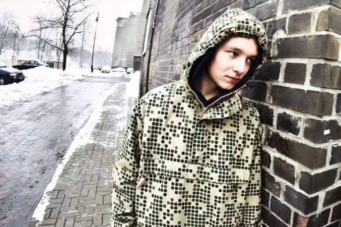 „Domki z kart, zamki z piasku” – nowy utwór Solara (audio)