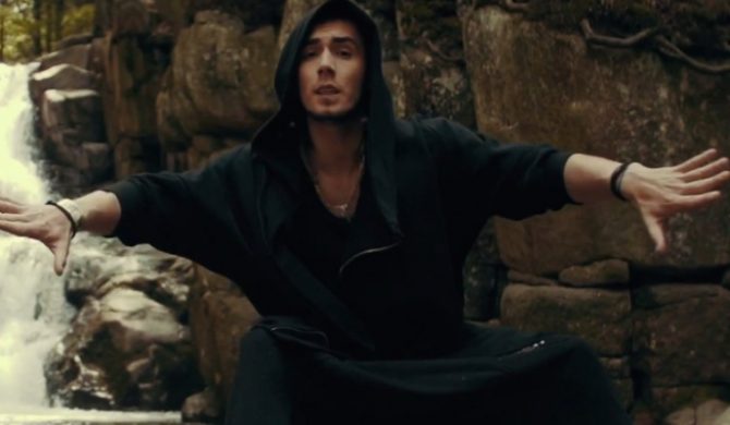 „Sailing” – nowy teledysk Bednarka