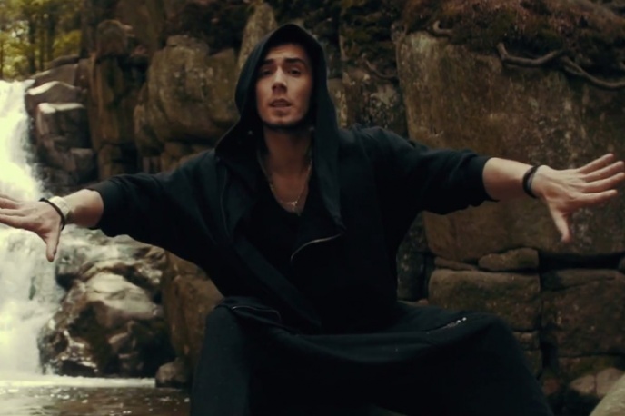 „Sailing” – nowy teledysk Bednarka