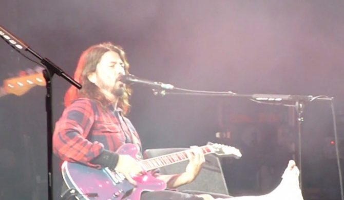 Dave Grohl spadł ze sceny i złamał nogę. Zakończył występ przed czasem? Nie, przecież to Dave Grohl!