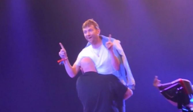 Po pięciogodzinnym koncercie Damon Albarn chciał więcej, więc ochroniarz… wyniósł go ze sceny (wideo)