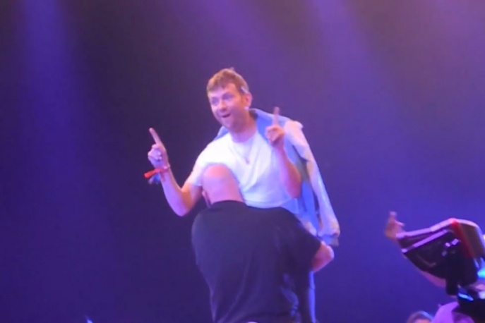 Po pięciogodzinnym koncercie Damon Albarn chciał więcej, więc ochroniarz… wyniósł go ze sceny (wideo)