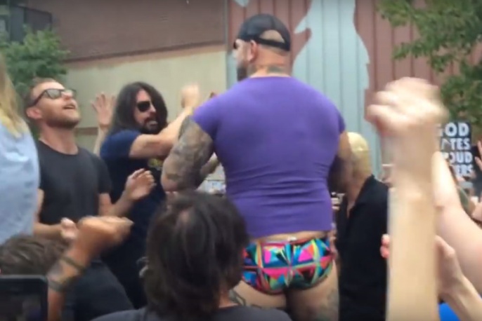 Foo Fighters oprotestowali… protest baptystów