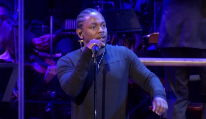 Kendrick Lamar na scenie z orkiestrą symfoniczną