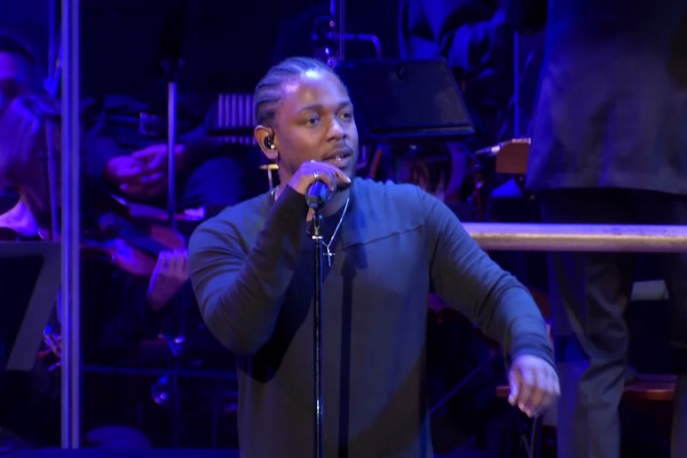Kendrick Lamar na scenie z orkiestrą symfoniczną