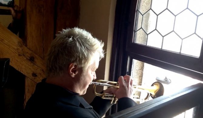 Chris Botti zagrał hejnał z wieży Kośioła Mariackiego