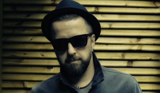 „Profil w nocnym barze” – nowy klip Jacka Kuderskiego