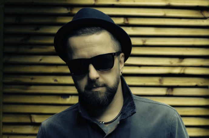 „Profil w nocnym barze” – nowy klip Jacka Kuderskiego