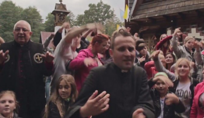 Ks. Jakub Bartczak – „Bóg jest super” – nowy klip