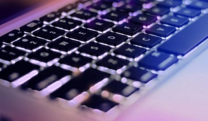 „Dawno żaden tekst mnie tak nie zirytował” – polemika do felietonu o laptopach na scenie