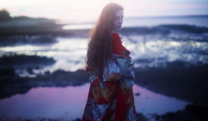 Birdy z klipem do „Keeping Your Head Up”