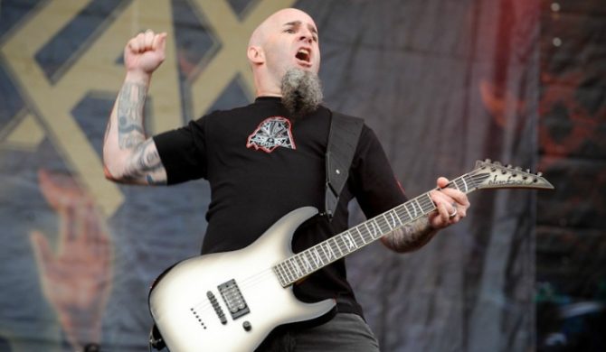 „Złapał mnie gliniarz, rzucił na maskę samochodu i skuł mi ręce na plecach” – Scott Ian wspomina włamanie na stadion Legends Field w Tampie