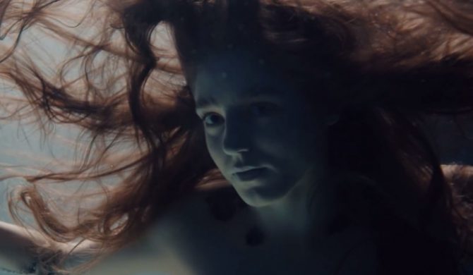 Birdy w klipie do „Wild Horses”