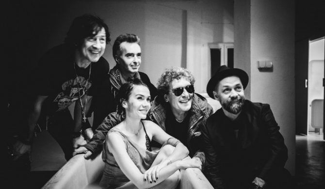 Olga Bołądź w nowym teledysku Lady Pank