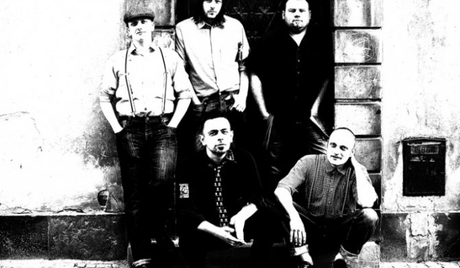 „Naćpany Bob Dylan pogujący na koncercie Sex Pistols”