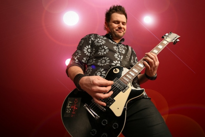 Polski pop: Tomasz Karolak – „Emo song” [video]